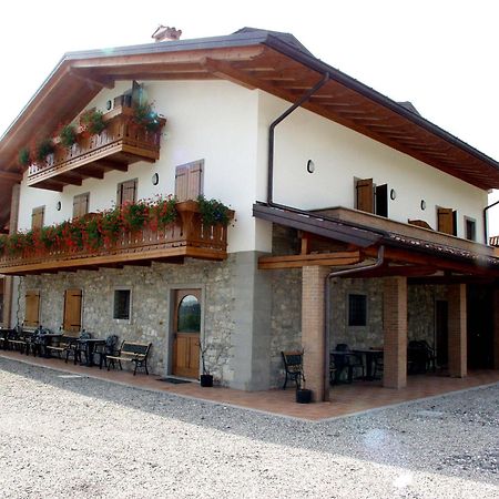 Wine Resort Faedis Buitenkant foto